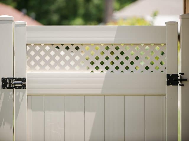Vinyl Fence – Gate – Tan Hamilton with Aberdeen