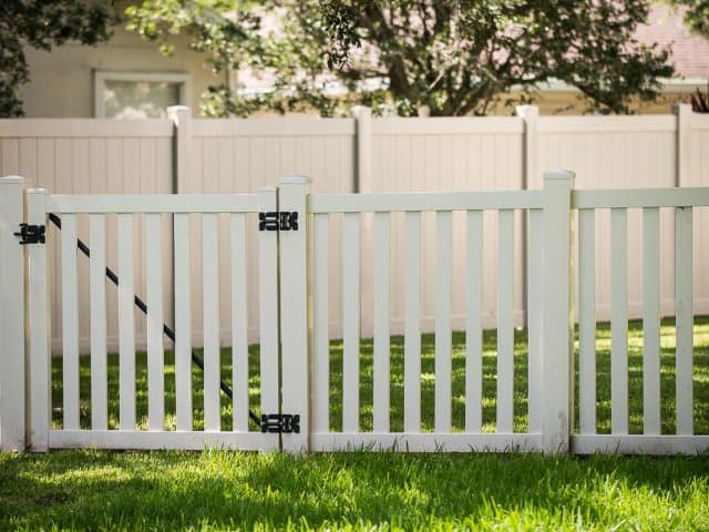 Vinyl Fence – Gate – White Dunbar