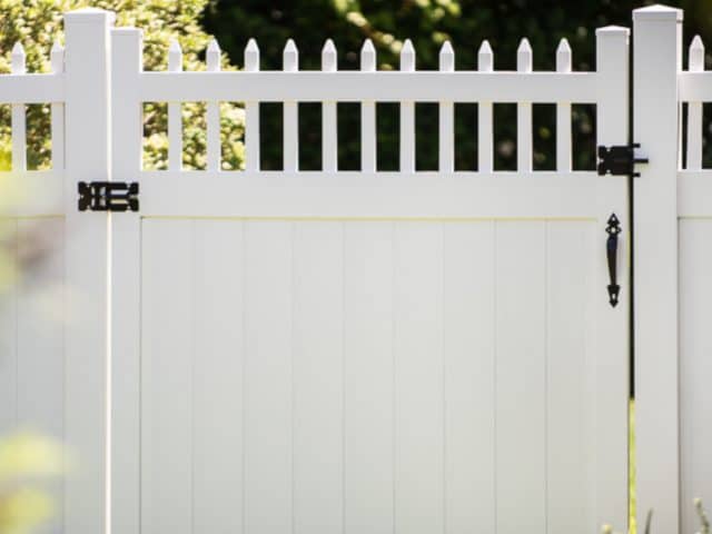 Vinyl Fence – Livingston