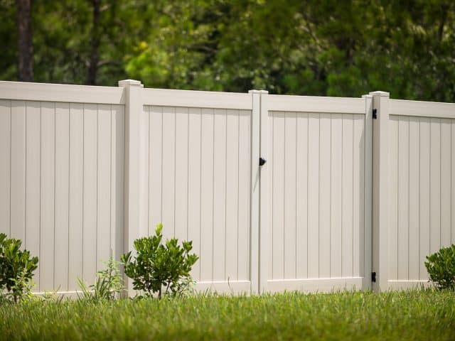 Vinyl Fence – Tan Hamilton with Gate