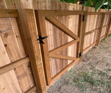 https://ded6429.inmotionhosting.com/~super126/wp-content/uploads/2022/04/Arkansas-Fence-Company-wood-fence-with-gate-1.jpg