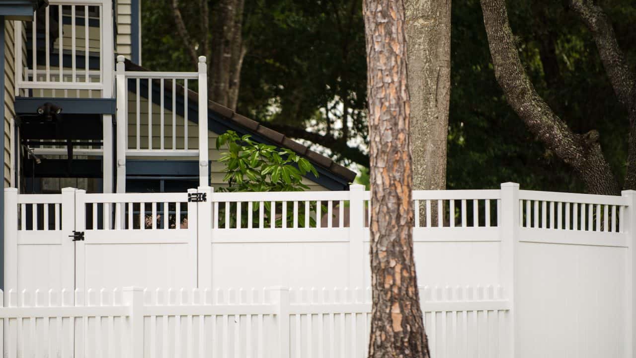 Milwaukee fence company white vinyl fence