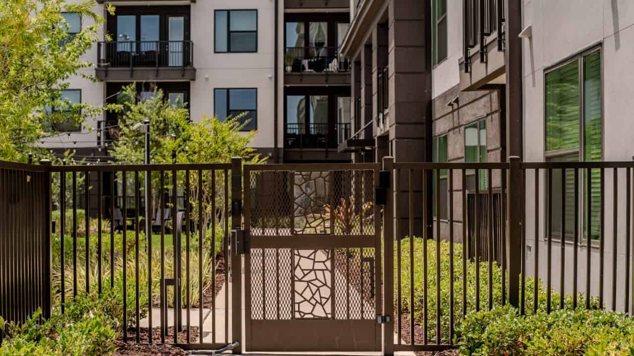 Aluminum fence gate