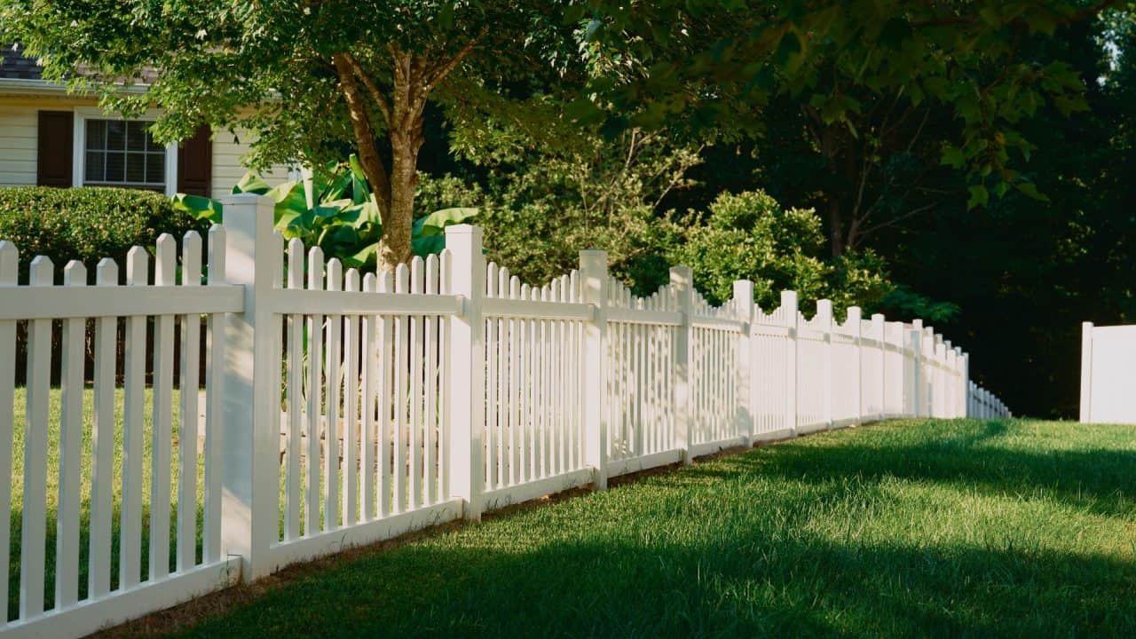 vinyl picket country style fence