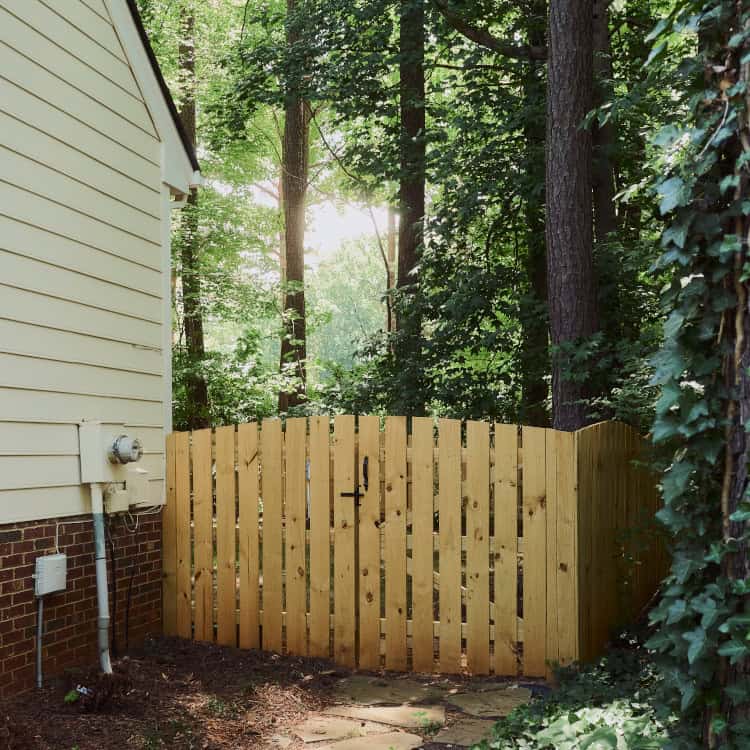 https://ded6429.inmotionhosting.com/~super126/wp-content/uploads/2025/03/fence-companies-in-Rhode-Island-wood-fence.jpg