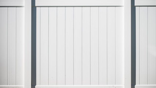 cleaning a white vinyl fence