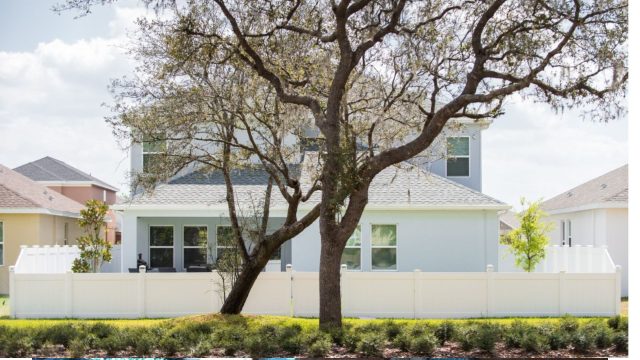 white vinyl privacy fence