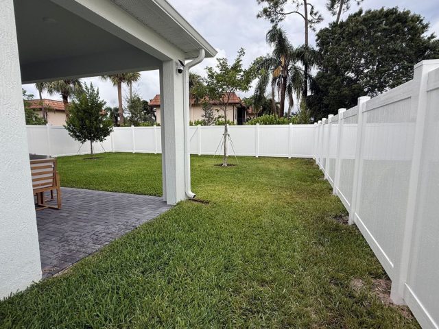 What Kind Of Backyard Fence Installation Works Best When You Live In A Tropical Paradise Like Palm Beach?