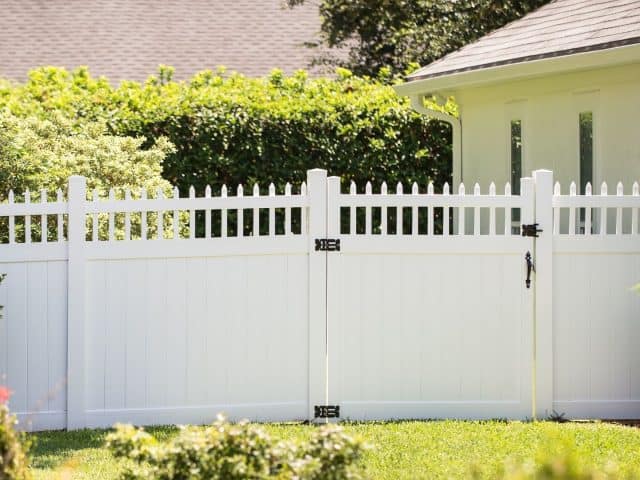 How Top Vinyl Fence Companies in Fort Myers Help Homes Sell Fast