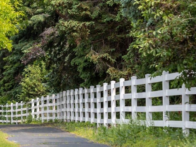 How the Best Vinyl Fence Can Upgrade Your NW Arkansas Property